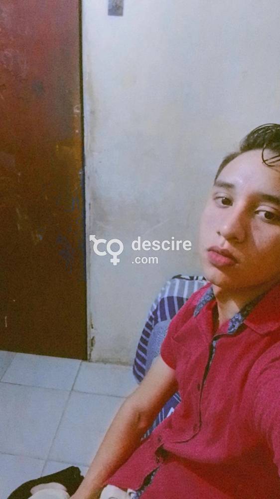 Buenas joven blanco higiénico presta sus servicios