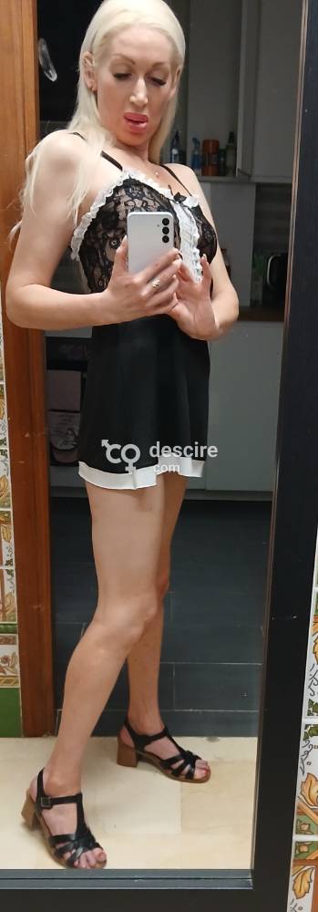 Rubia sexy divertida inglesa con apartamento