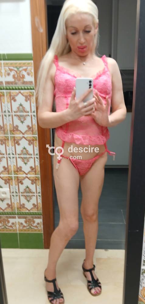 Rubia sexy divertida inglesa con apartamento