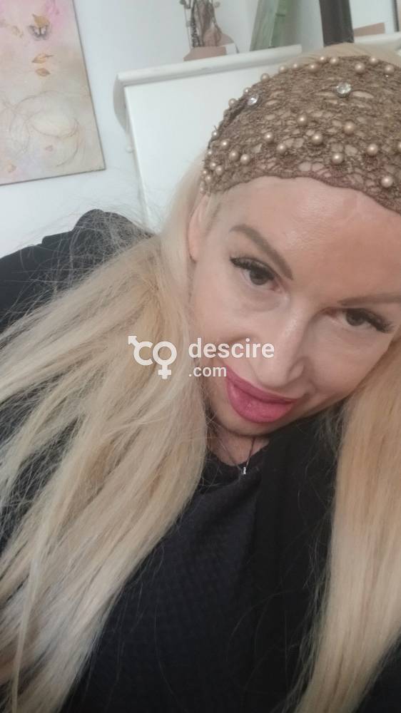 Rubia sexy divertida inglesa con apartamento