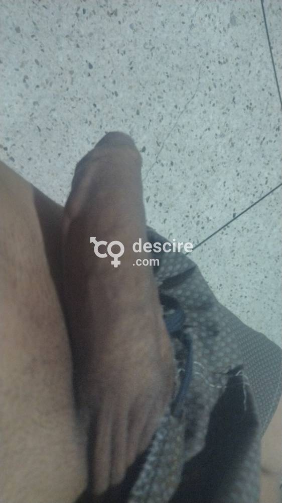 Hombre moreno dotado de buen cuerpo