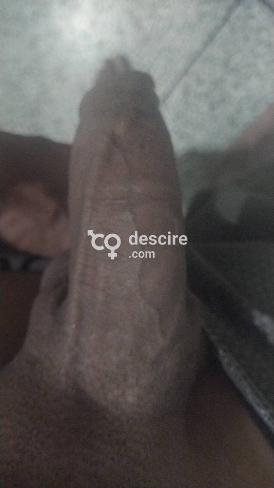 Hombre moreno dotado de buen cuerpo