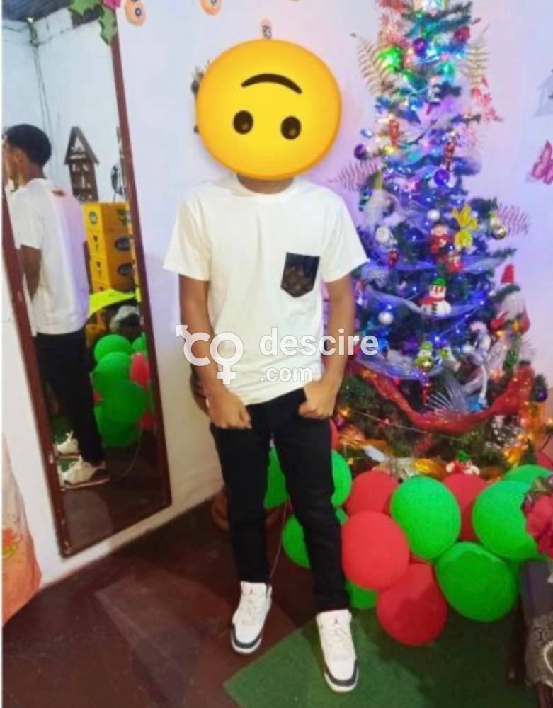 Joven de 23 años con pene grueso