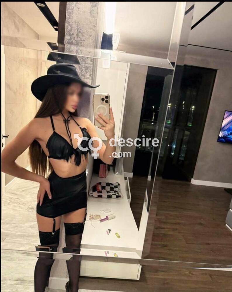 Hola me llamo Venus soy una mujer colombiana de 20 años, muy cariñosa, graciosa y divertida, y busco hombres discretos y agradables que tengan las cos