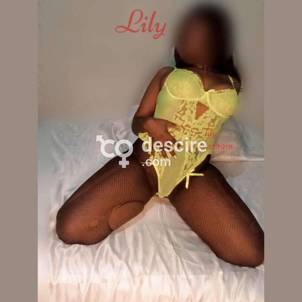 Soy una negra jugosa , de ardientes cuervas para satisfacer tus deseso