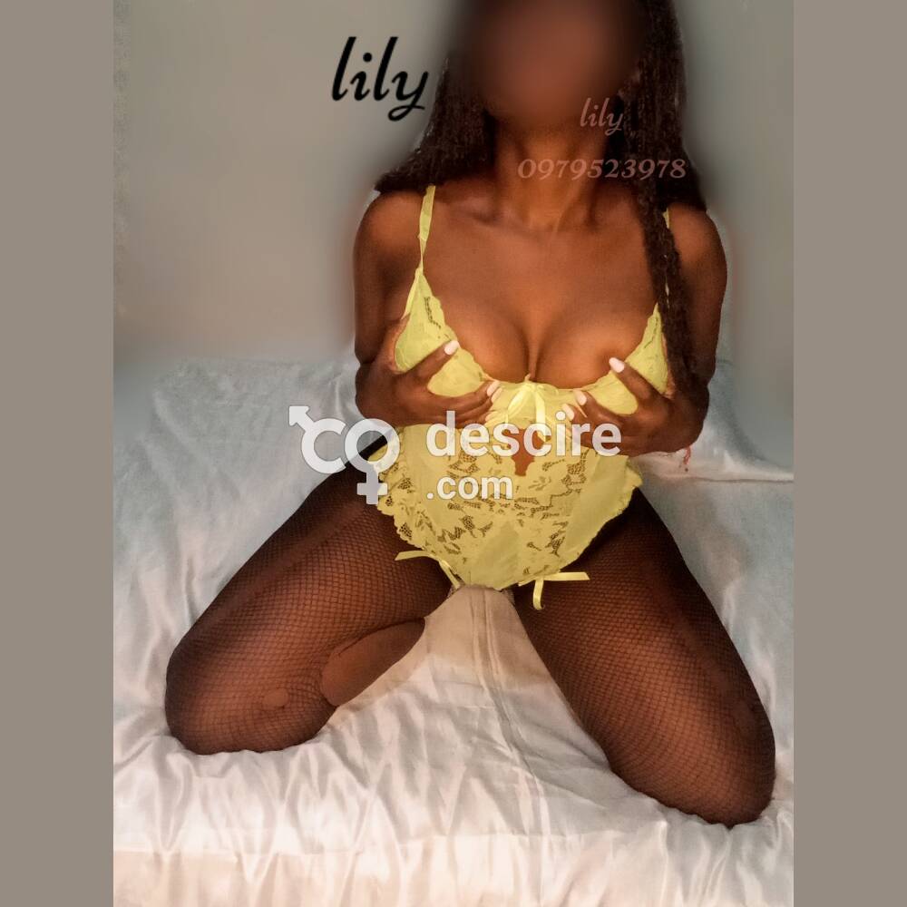 Soy una negra jugosa , de ardientes cuervas para satisfacer tus deseso