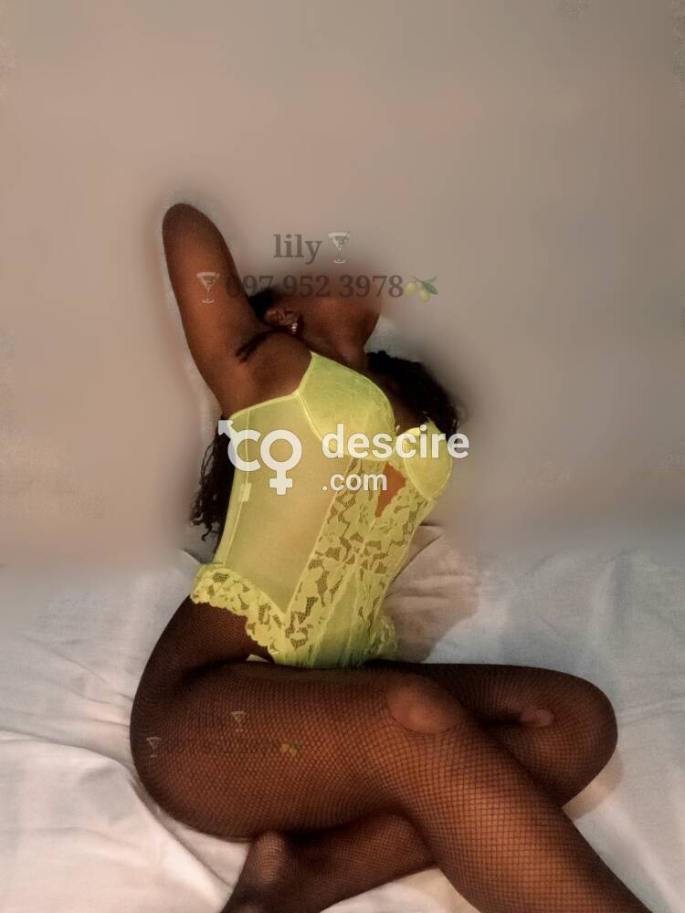 Soy una negra jugosa , de ardientes cuervas para satisfacer tus deseso