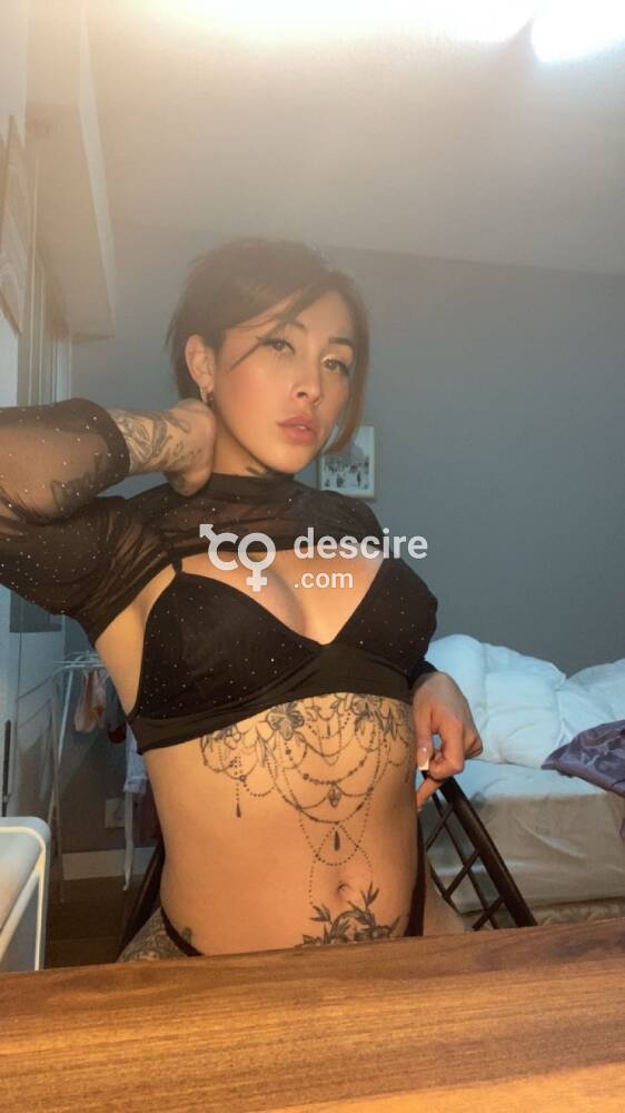 Hermosa mujer trans latina súper caliente cachonda esperando por ty