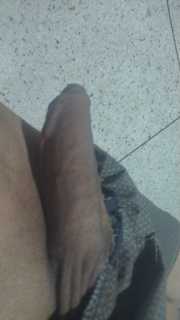 Hombre moreno dotado de buen cuerpo