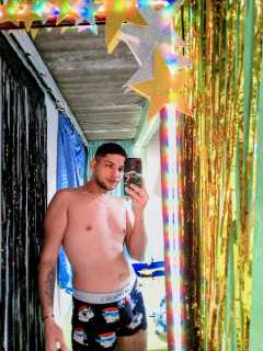 Chico caliente versátil atiendo chicos y parejas